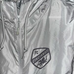 FC Cincinnati Silver Windbreaker Jacket Men’s Large, never worn.Adjustable waist